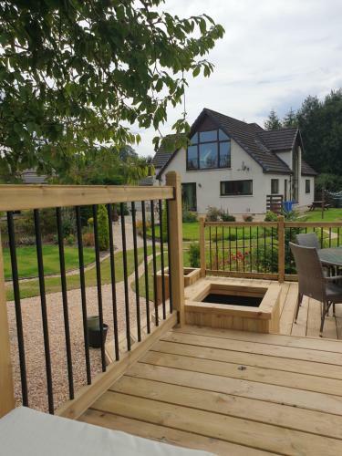 Birchgrove Holiday Apartment--- Free Wifi--