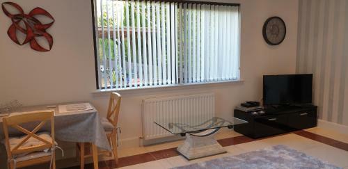 Birchgrove Holiday Apartment--- Free Wifi--