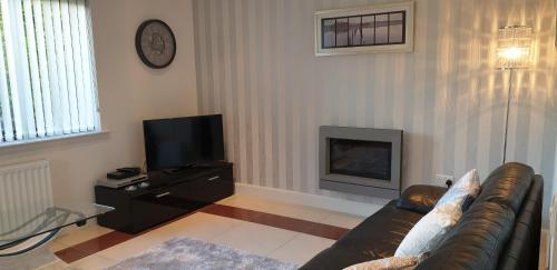 Birchgrove Holiday Apartment--- Free Wifi--