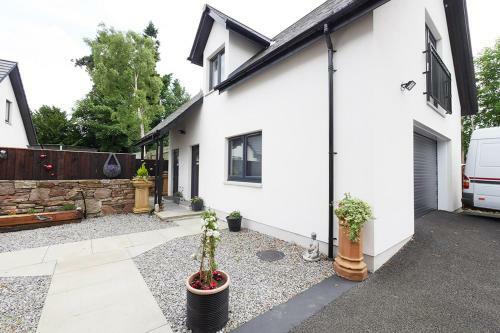 Pinewood Cottage Apartment & B&B Inverness