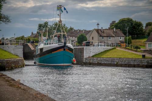 Great Glen Way Canal Side Apartment