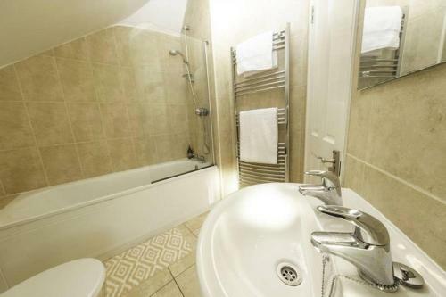 Melrose Cottage - A Hidden Gem With Parking!