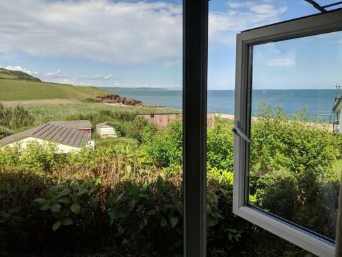 Apartamento Beach Front Coastal Retreat With Sea Views