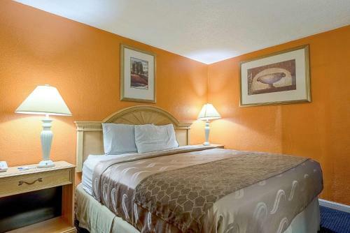 Pinnell Motor Inn Motel