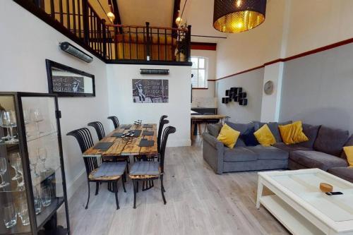 Hu1 Boutique City Apartment- Sleeps 6