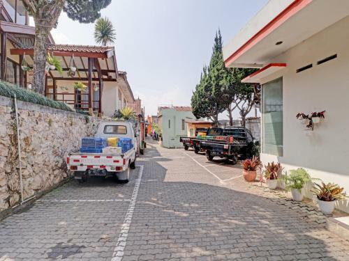 Oyo 90582 Nur Alam Hotel