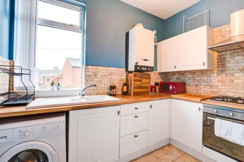 Beautiful 3-bedroom Newcastle Apartment, Sleeps 12