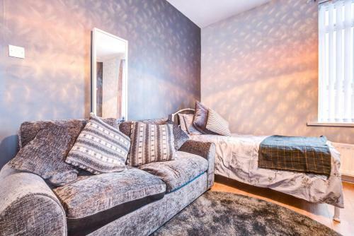 Beautiful 3-bedroom Newcastle Apartment, Sleeps 12