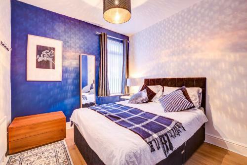 Beautiful 3-bedroom Newcastle Apartment, Sleeps 12