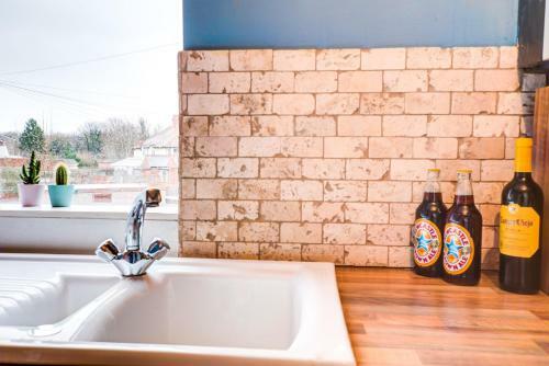 Beautiful 3-bedroom Newcastle Apartment, Sleeps 12