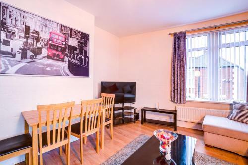 Beautiful 3-bedroom Newcastle Apartment, Sleeps 12