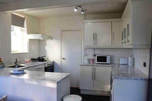 Cheerful 2 Bedroom Residential Home - Free Parking