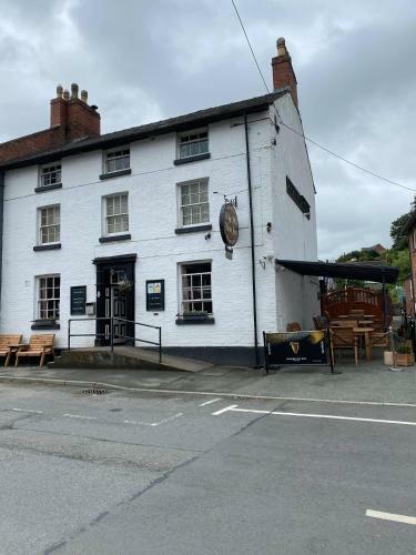 Hotel Old New Inn, Llanfyllin
