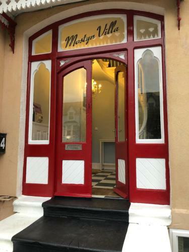 Apartamento Mostyn Villa
