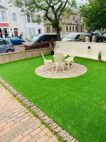 The Snug Garden Apartment