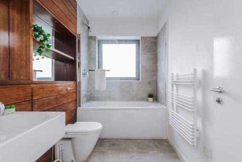 Beautiful 2 Bed Apartment - Super Central - Recently Renovated - Sleeps 8