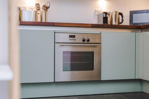 Beautiful 2 Bed Apartment - Super Central - Recently Renovated - Sleeps 8