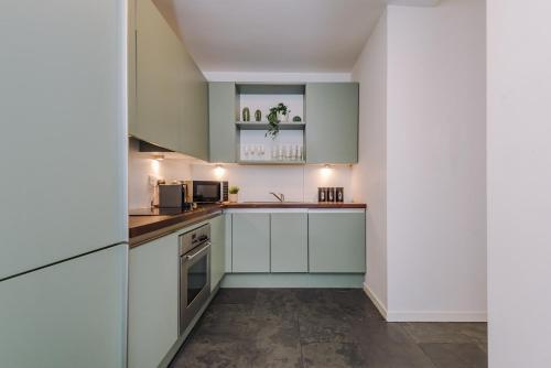 Beautiful 2 Bed Apartment - Super Central - Recently Renovated - Sleeps 8