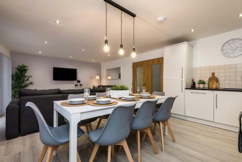 Charming 2 Bedroom In Central Lpl - Parking Included!