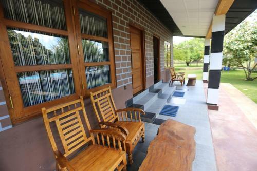 Eco Hotel Black & White - Anuradhapura