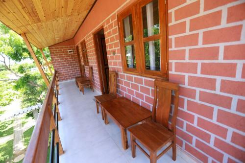 Eco Hotel Black & White - Anuradhapura