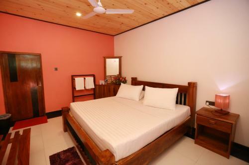Eco Hotel Black & White - Anuradhapura