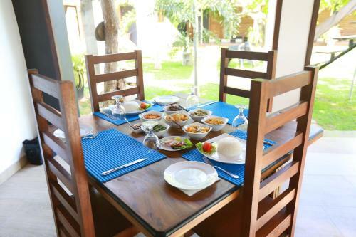 Eco Hotel Black & White - Anuradhapura