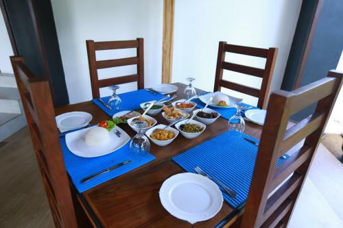 Eco Hotel Black & White - Anuradhapura