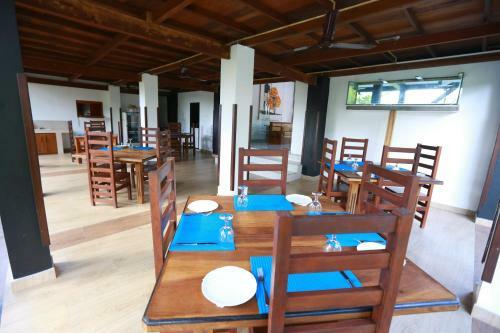 Eco Hotel Black & White - Anuradhapura