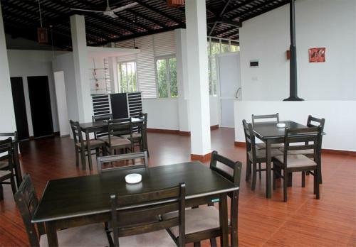Hotel Tharusha Hoiday Inn