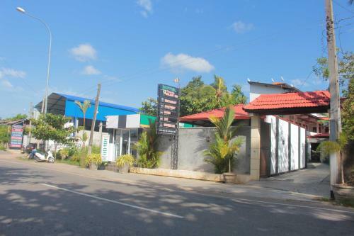Hotel Tharusha Hoiday Inn