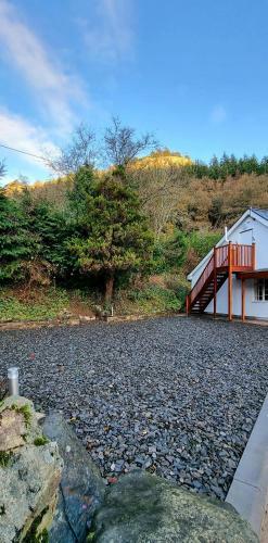 Modern And Spacious 2 Bedroom Apartment With Free Parking