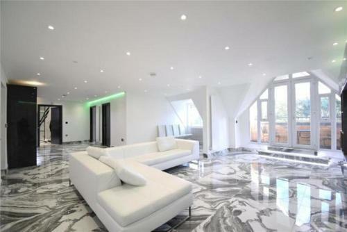 Modern And Stylish Penthouse Apartment Next To Maidenhead Golf Course