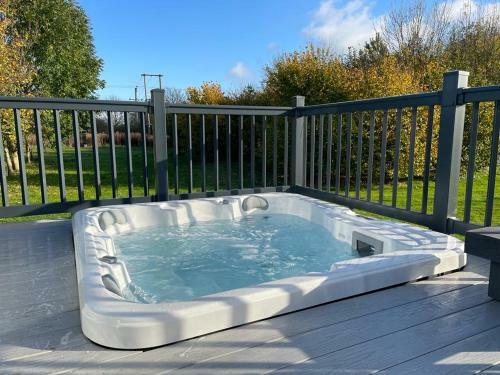 Coopers Cabin With Hot Tub