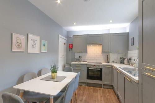 Stylish Home Close To The Beach By Adliv Host