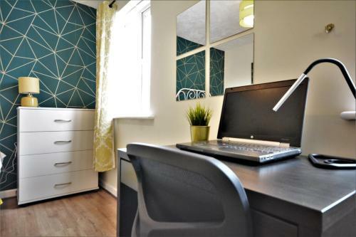 Manchester Townhouse By Bevolve - 4 Bedrooms - Free Parking