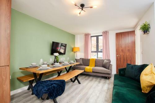 Exquisite 5 Bedroom Manchester House Sleeps8 Wparking