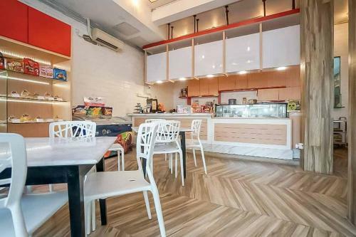 Hotel Reddoorz Plus At Jalan Veteran Palembang
