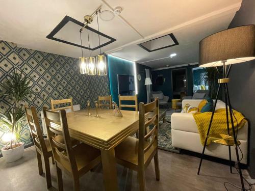 Lovely Party House - Centrally Located