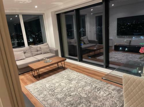 Luxury Apartment Manchester With Balcony Views
