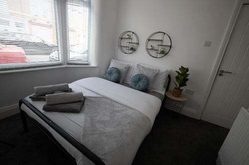 Abingdon House 4 Bedrooms Workstays Uk