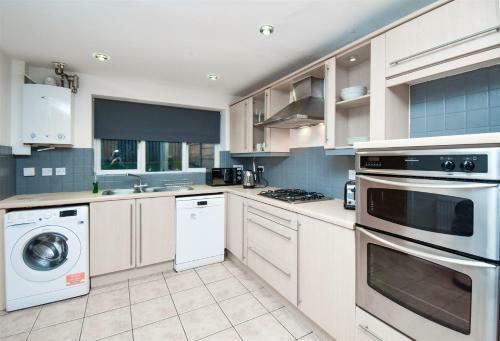 Foxley Place: Mk City House For Large Groups