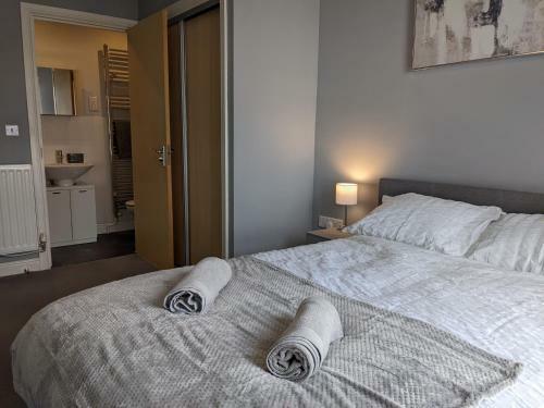 Entire 3 Bed Home Sleeps 6, Wifi, 2 Parking Spaces