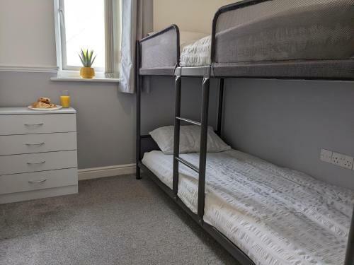 Entire 3 Bed Home Sleeps 6, Wifi, 2 Parking Spaces
