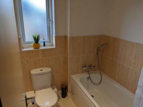 Entire 3 Bed Home Sleeps 6, Wifi, 2 Parking Spaces