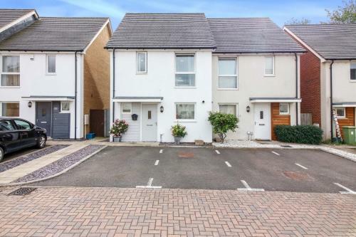 Entire 3 Bed Home Sleeps 6, Wifi, 2 Parking Spaces