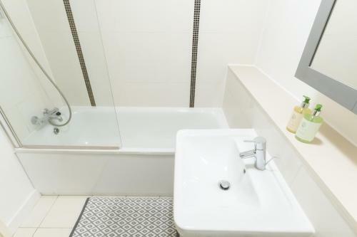 Stylish One Bed Apartment Central Mk- The Hub