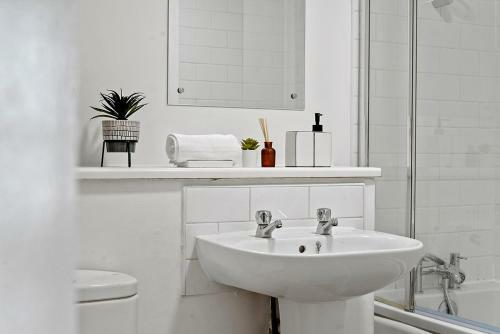 Apartamento Contemporary, Modern, 2-bed Apt, Prime Central Mk