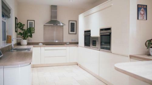 Rosecroft, Beautiful Large Home, Next To Celtic Manor & Icc