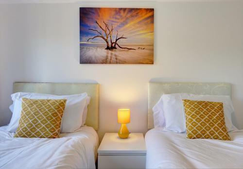 Mbiz House - Newly Refurbed, Sleeps 9, En-suite